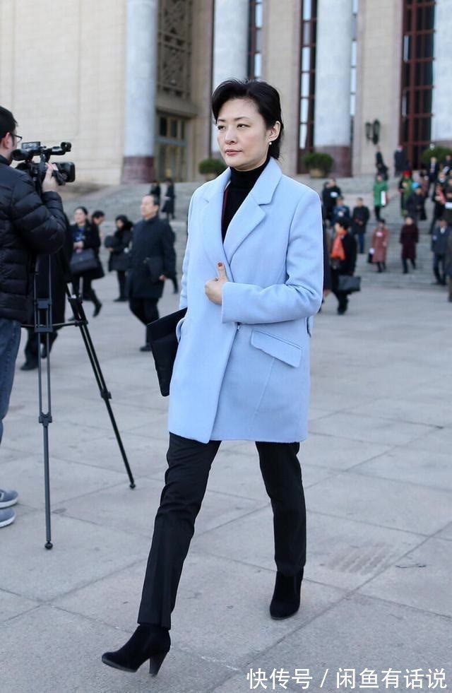 穿搭|周涛穿上了“秋天的第一件大衣”,配同色马丁靴好显贵,太值得学