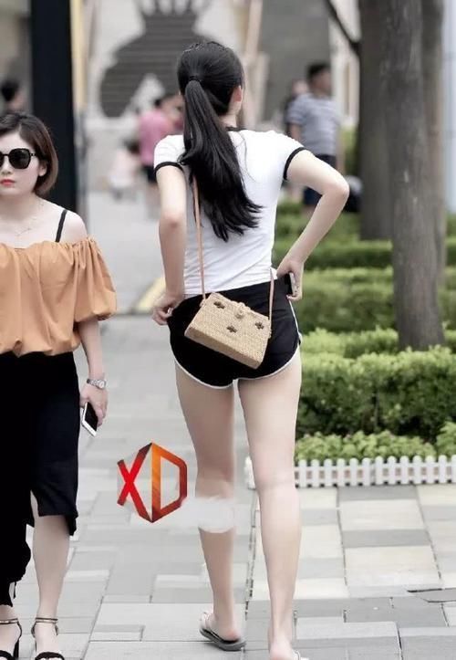 小姐姐|路人街拍休闲时尚的运动风小姐姐,一双大长腿叱咤街头
