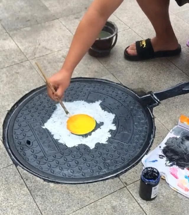 画板$美术生在井盖上画煎蛋,井盖变身平底锅,成画让人看饿了
