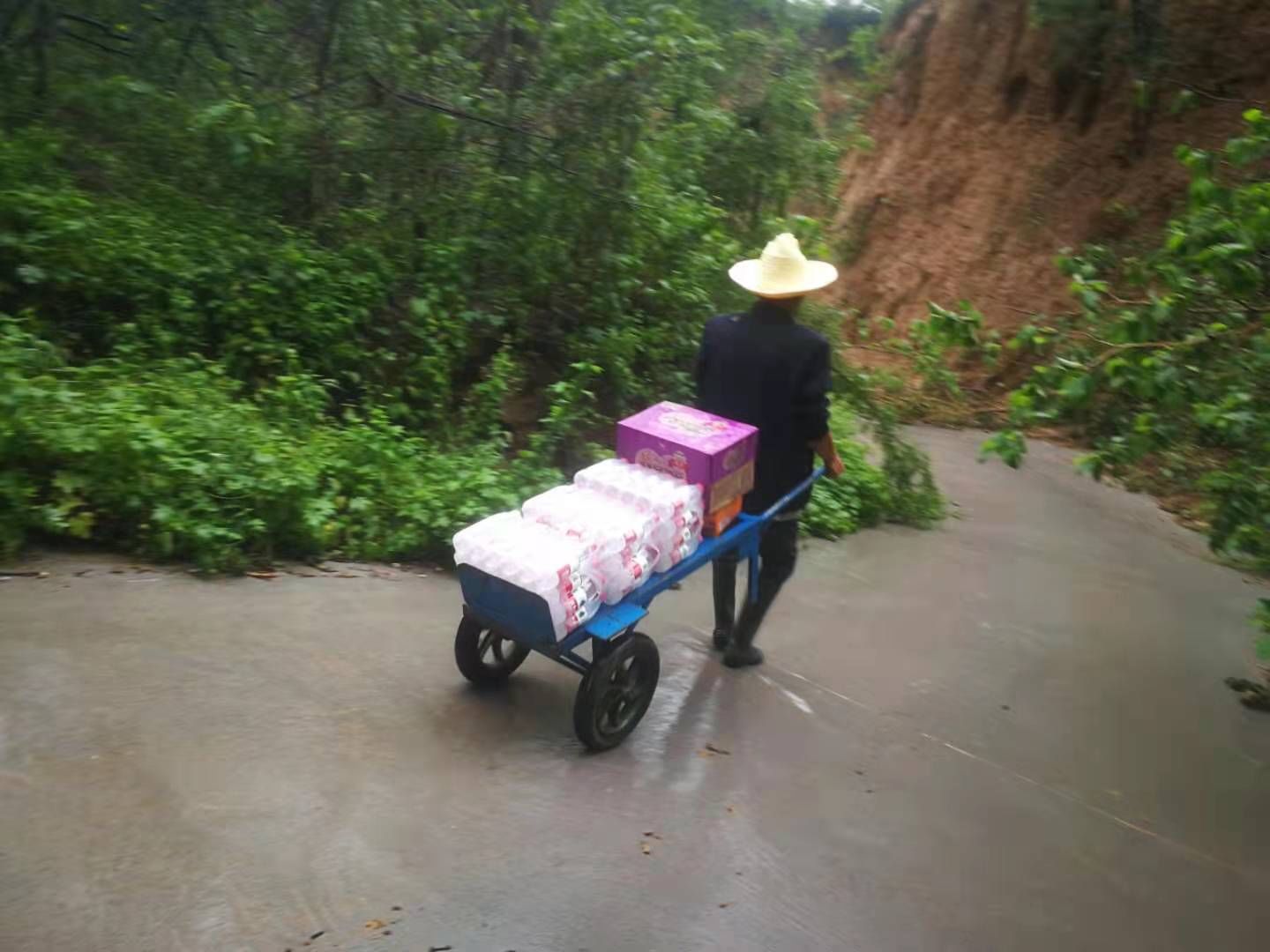 凡人亦英雄：暴雨中他们披上“雨衣战袍”逆行而上……|新闻背后的故事| 逆行