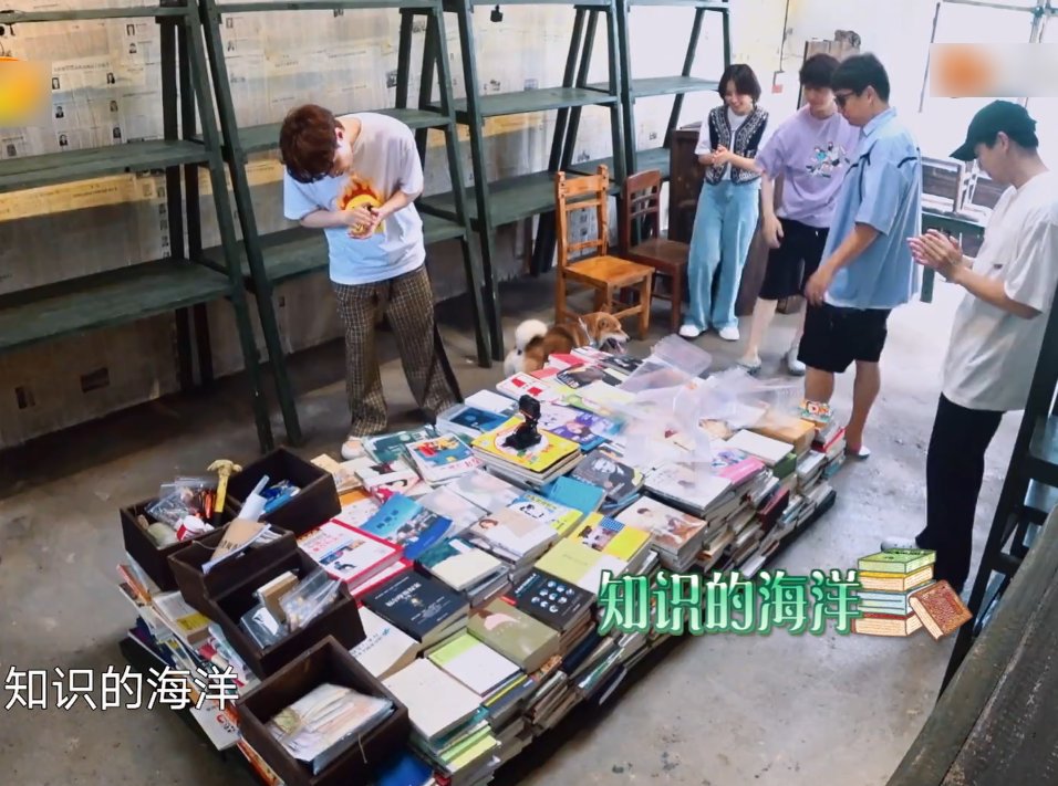 倉(cāng)庫(kù)|大家在干活黃磊卻偷懶走一邊，但看到張子楓動(dòng)手時(shí)，他的反應(yīng)亮了