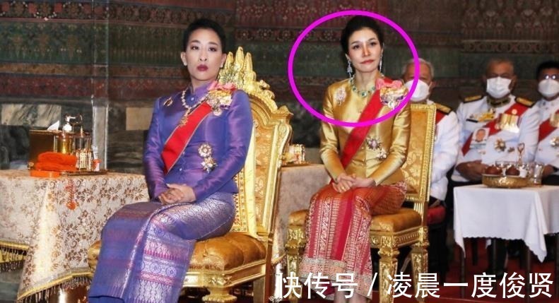 王后&苏提达摆出王后架子，坐着接受诗妮娜叩拜，成功拿捏住“拽妃”