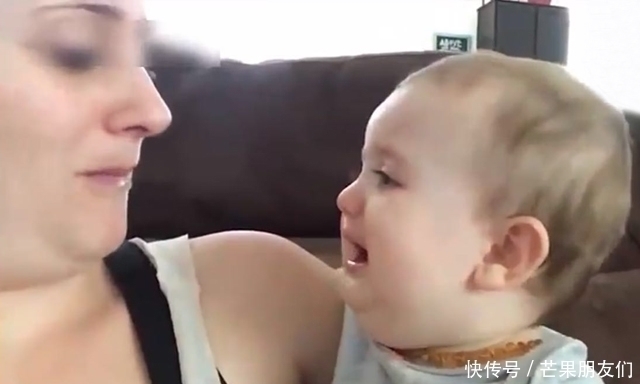 妈妈|2岁宝宝让妈妈尝口甜筒,不想被妈妈全吃掉,宝宝的反应笑翻妈妈