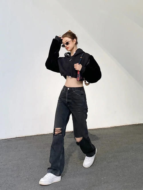 建议小个子女生，今年的卫衣“买短不买长”，遮肉显高还不拖沓