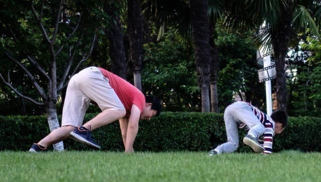 爸爸|强大的爸爸不一定有钱,但会送儿子三句话,相当于给娃“塞钱”