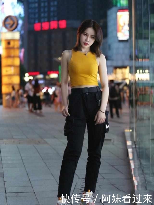 街拍：简约的风格，在大街上成为别具一格的风景