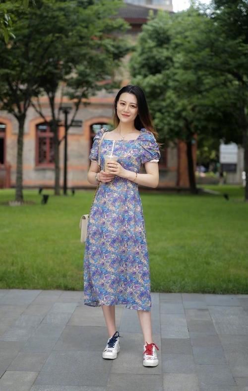 街拍：春天必不可少的碎花裙，优雅时尚显气质，吸睛显瘦又减龄