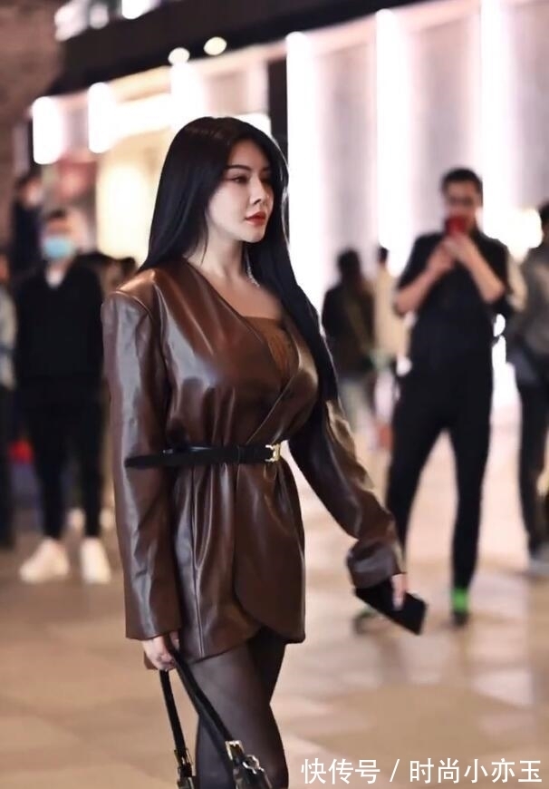 美女|皮裙美女散发着高级感，随性的穿搭，一般人驾驭不了