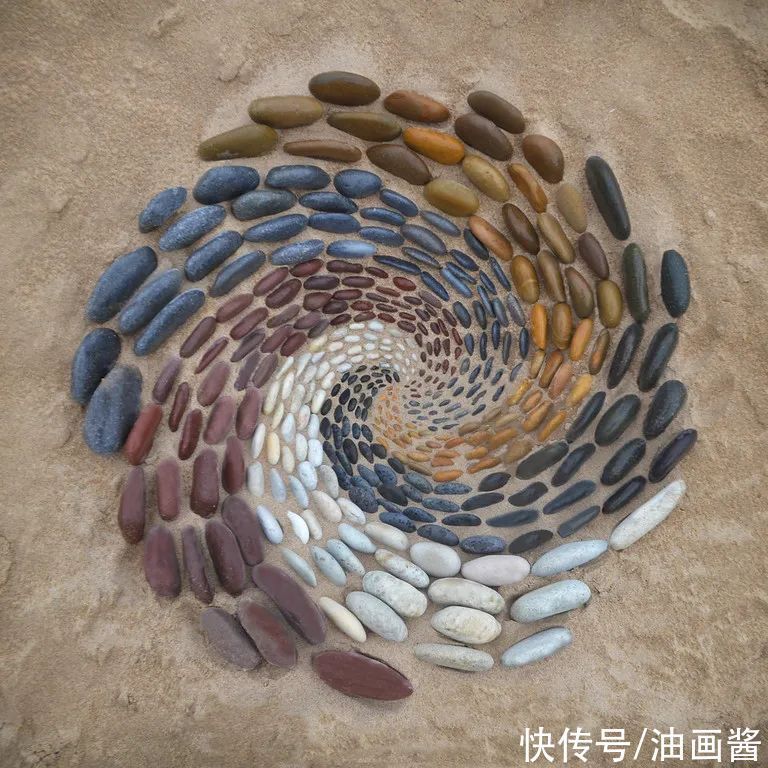 陆地|堆石头的艺术家又来了,最新作品艺术感更强,治愈强迫症