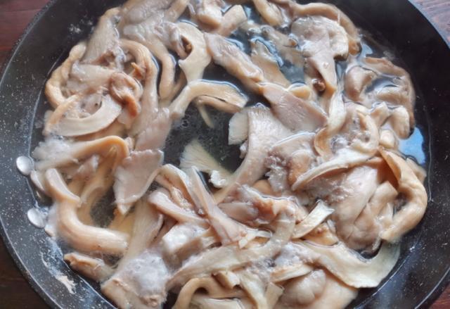  锅中|1把平菇，1块豆腐，简单的家常菜，味道营养不输大鱼大肉