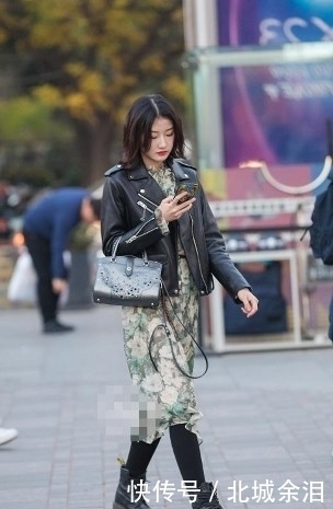 路人街拍,小姐姐身穿短款皮衣,很酷,充满野性美