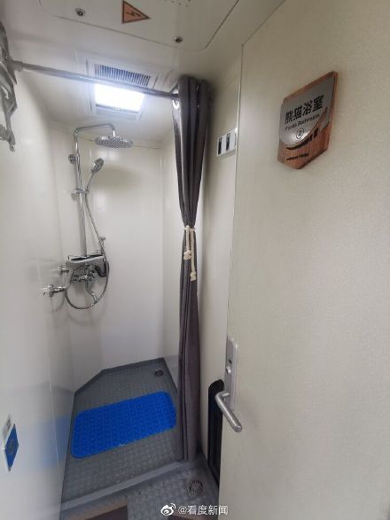 全国首列熊猫专列亮相成都