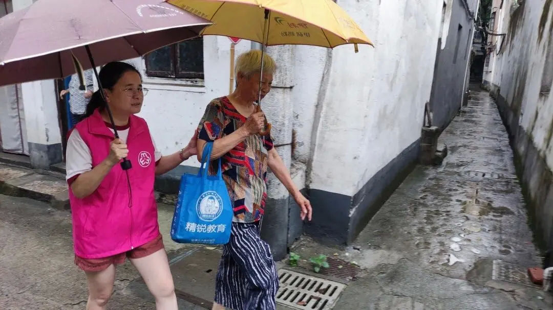 台风|风里雨里，桐乡这抹“志愿红”一直温暖你！