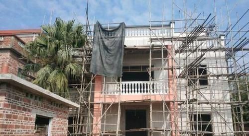 浅灰色|打工仔回农村18万建房、8万装修,12米宽的大门被邻居们指指点点