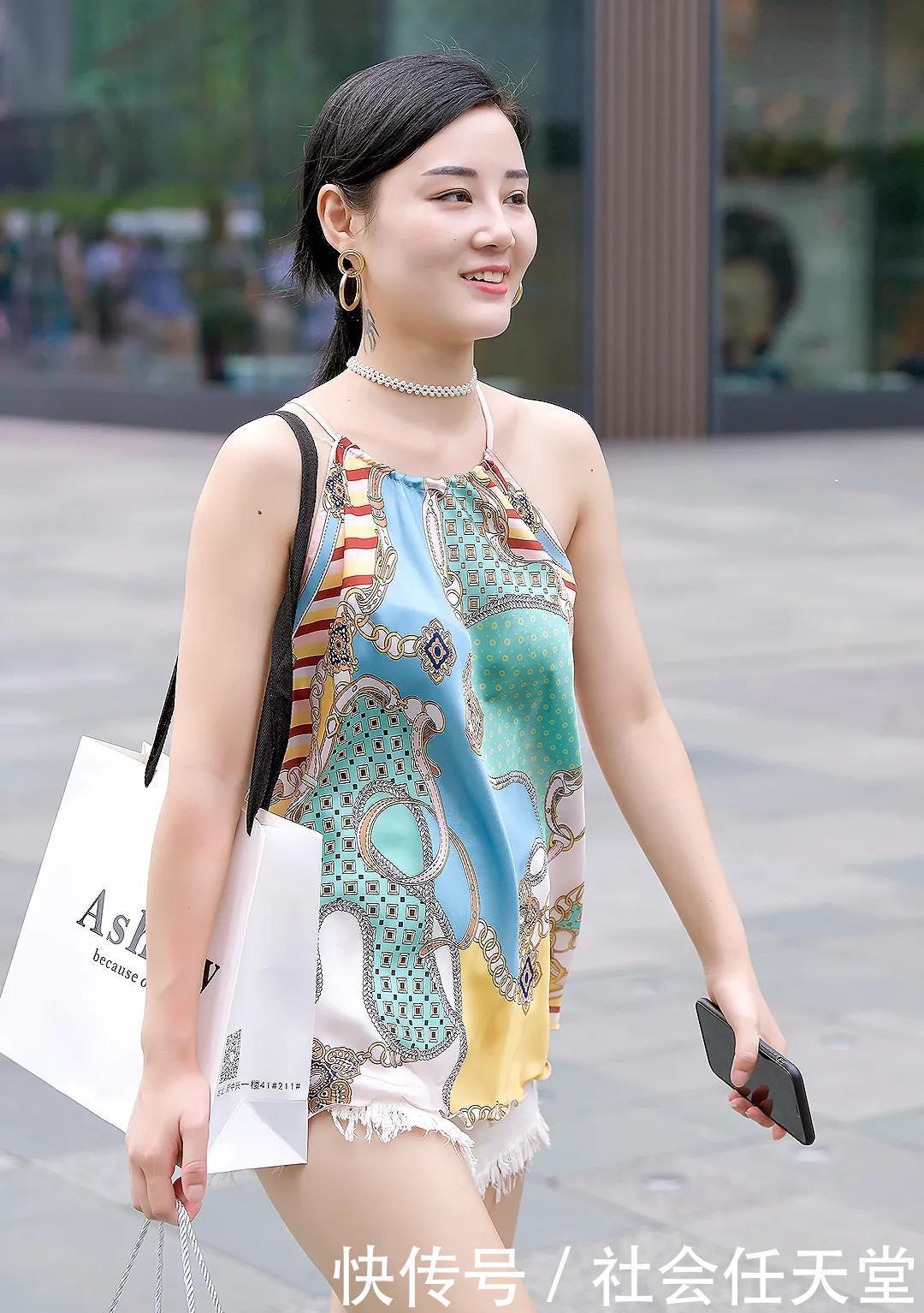 印花吊带衫搭白色短裤，光鲜亮丽，更显卓越风姿