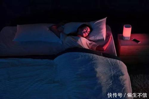 手机放到枕头下面睡觉,真会辐射大脑吗看完你就知道了