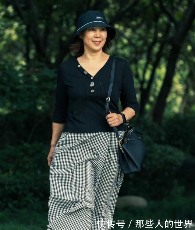 穿搭 这位65岁奶奶的穿搭真养眼,端庄优雅不做作,时尚感不输年轻人!