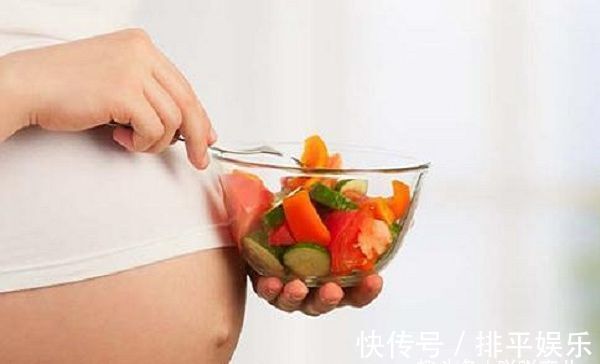 皮肤|两闺蜜同时怀孕,掀开衣服看到肚子时,对比太扎心了