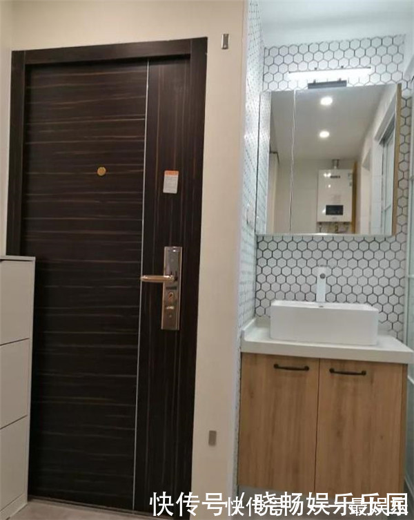 镂空柜|老公非要给厕所装“两个门”,我很不理解,完工后发现他真有远见