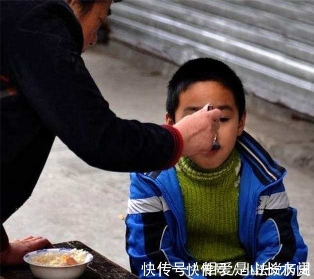 华丽|刘思琦:每月花费过万,16岁还要家人喂饭,如今完成华丽蜕变