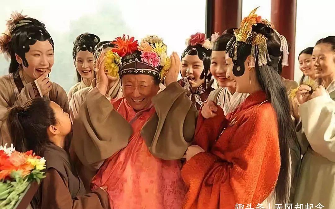 四大名著|贾母将喝剩的半杯茶，给75岁的刘姥姥品尝，为何对方却一饮而尽？