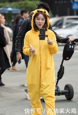 黑色|路人街拍,小姐姐脚踩黑色高跟鞋子,身搭配简单又百搭