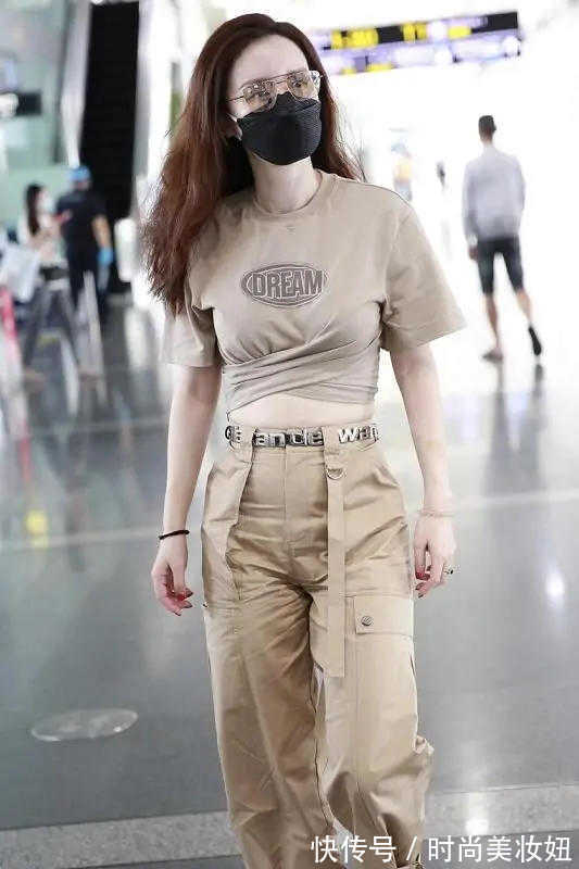 小姐姐|张萌真不像阿姨辈,穿露胃装配工装裤走机场,“小蛮腰”不输00后