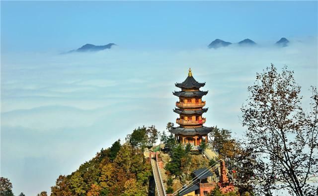 这座寺庙有点危险，四面悬崖，“坚强”屹立400年不倒