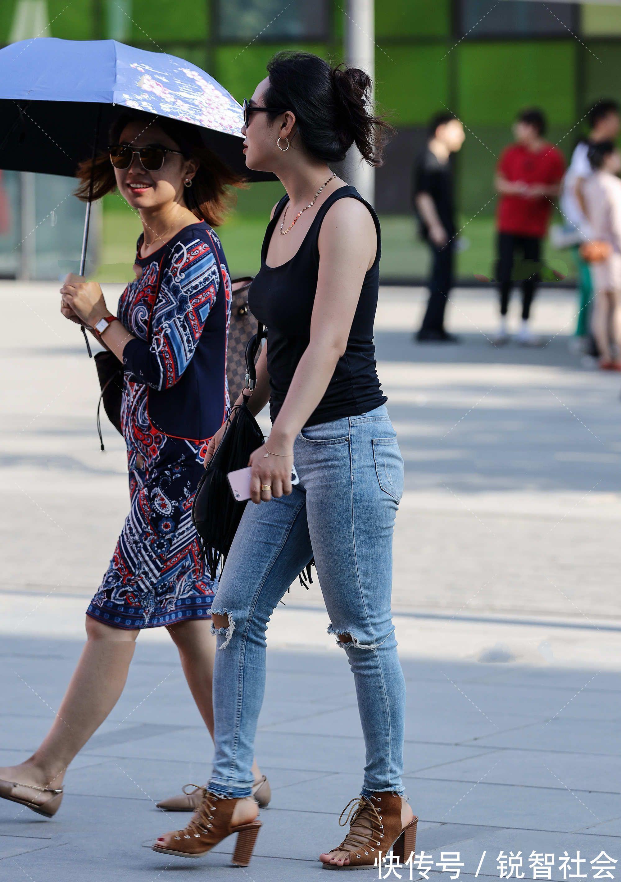 风格 简单的黑色无袖上衣搭配牛仔裤，散发西部牛仔帅气复古风