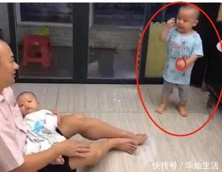 妹妹|儿子看到爸爸抱着妹妹,跺脚骂街堪比大妈,关键是这个眼神完胜!