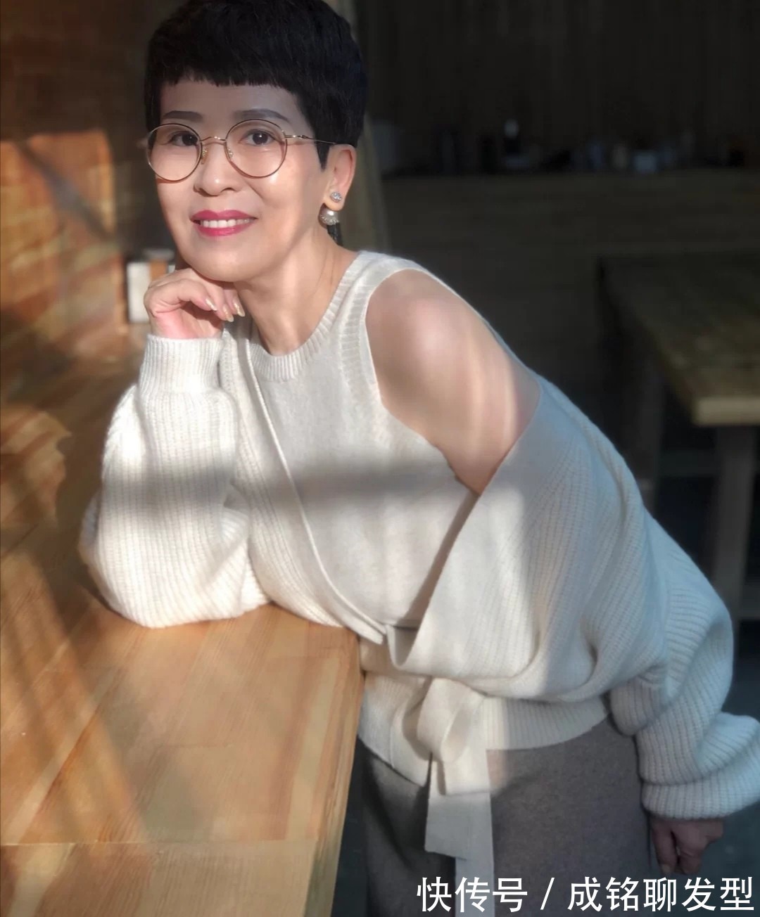 马甲|六十岁更要摆脱大妈感,学学她的减龄搭配术,穿出优雅的时髦范