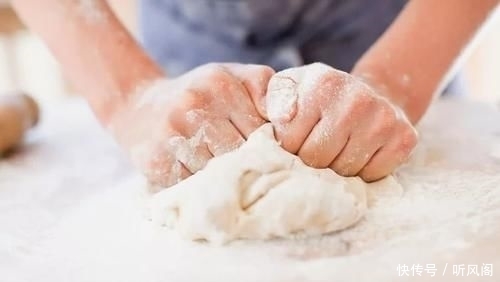 无论蒸馒头还是包子,发面只加酵母是大忌,多加3样,分分钟溢盆