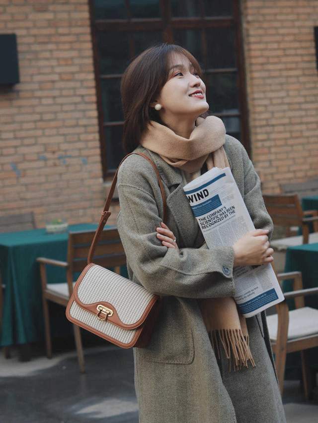 烟管裤|秋天怎么显高?风衣搭配直筒裤子,没想到效果这么好,又飒又美