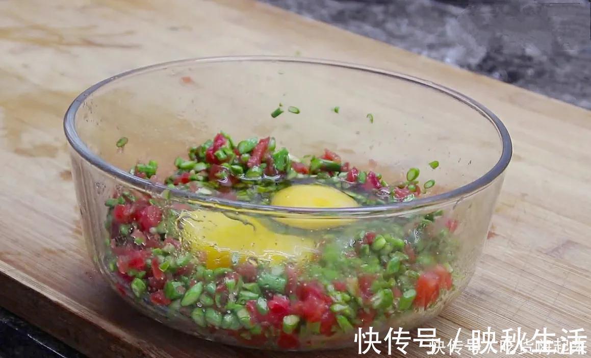 蒜苔的“尾巴”,其实是好东西,很多人当垃圾扔了,不懂吃可惜了