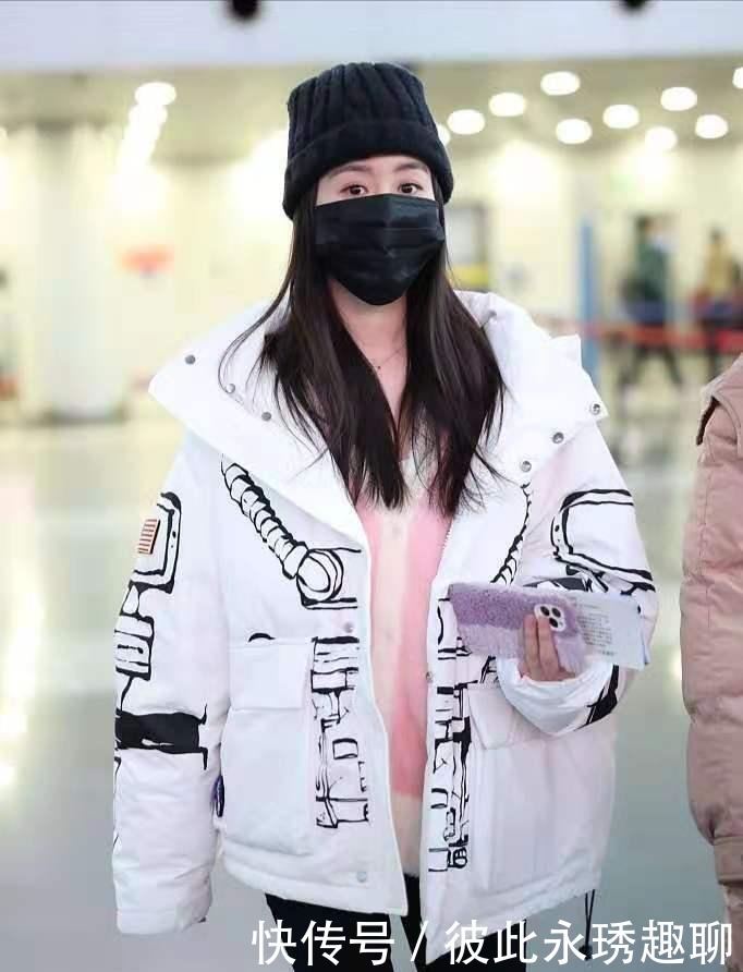 白色永不过时,今冬过年就穿白色羽绒服,优雅又大气