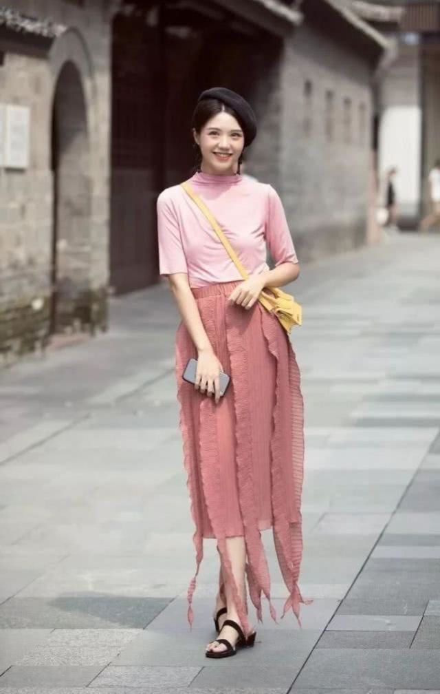 身材高挑|端庄大方的短发美女,休闲西装搭配蓝色牛仔裤,给人清爽利落的感觉