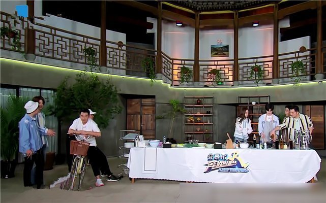 蔡徐坤做饭导演不让帮忙，杨颖郑恺真的不管，只有他实在看不下去帮了忙