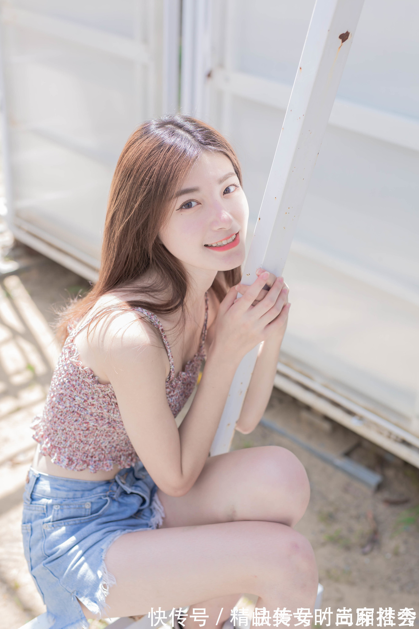 牛仔短裤 碎花的吊带背心清新又时尚,搭配一条高腰牛仔短裤,休闲范十足