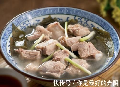 炖排骨汤|炖排骨时，千万别先下锅焯水，学会这2招，排骨鲜嫩无腥味！