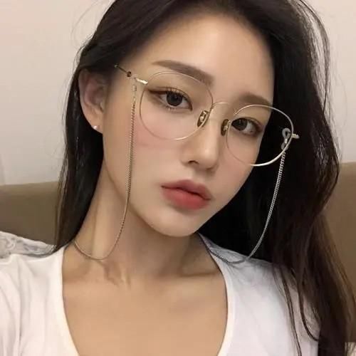 女生脸上若有这“3特征”，最适合戴“圆框眼镜”，瞬间提升颜值哟