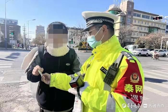 泰安交警城西大队巡逻捡到身份证，联系失主及时送还