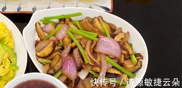 芹菜洋葱|这菜多给家人吃，简单炒一炒，营养足特开胃，太下饭了！