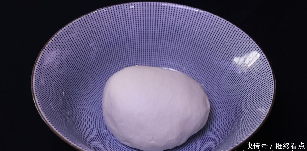 这是椒盐酥饼的做法,咸香可口,外皮超酥,轻轻一碰就掉渣