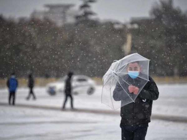 游玩|北京大雪降温 游客在天安门广场游玩