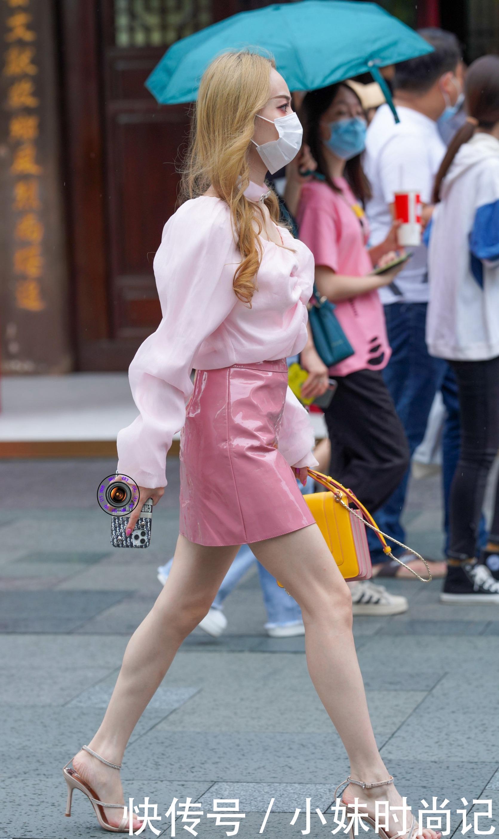 身材|街拍:粉色减龄效果好, 美女选择粉色系搭配加细跟凉鞋, 减龄又显身材