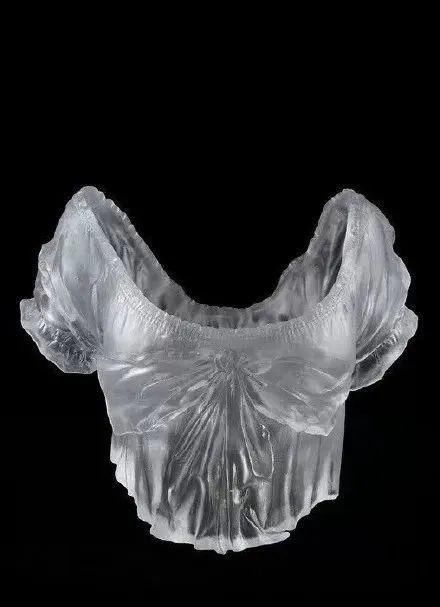 时装秀|艺术家用500斤玻璃做出重磅婚纱，惊艳时装秀，网友吐槽透明的怎么穿