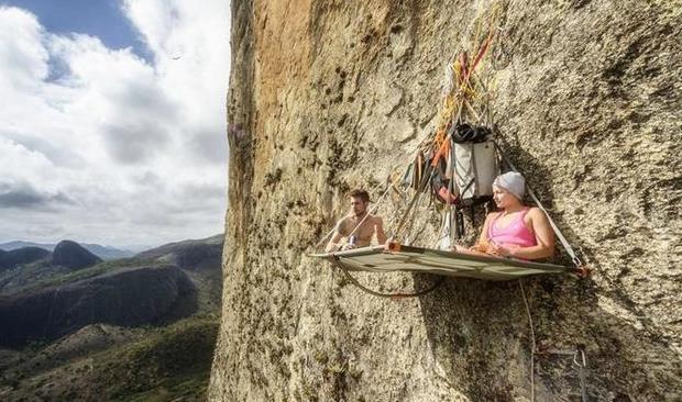 厕所|夫妻两喜欢睡在悬崖上,睡觉时得将自己死死固定,上厕所靠这个