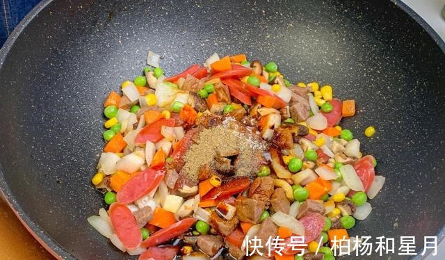 早饭吃米饭和鸡蛋吃腻了来一碗五彩焖饭,美味无比,营养丰富!