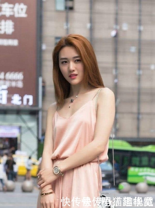 长发披肩|街拍:美女粉色吊带裙,长发披肩气质温婉动人