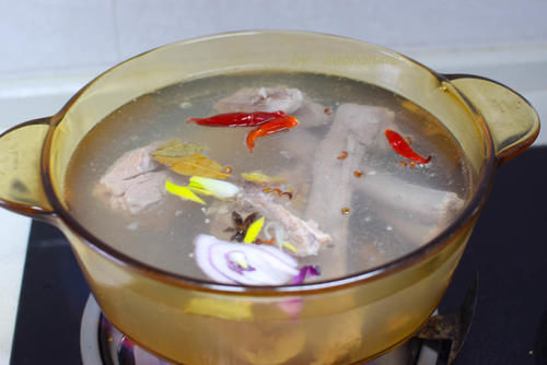 东北酸白菜的腌制方法和酸菜排骨汤的详细做法